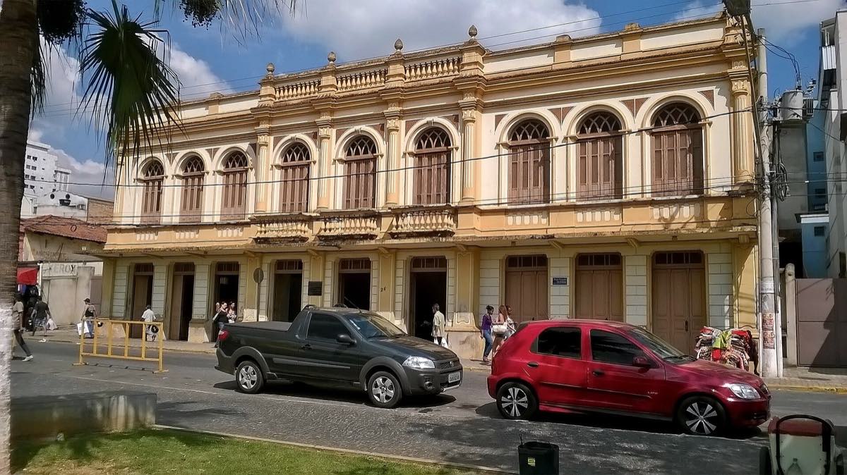 Fachada da Casa da Cultura de Pará de Minas, casario antigo de dois pavimentos com telhado colonial.