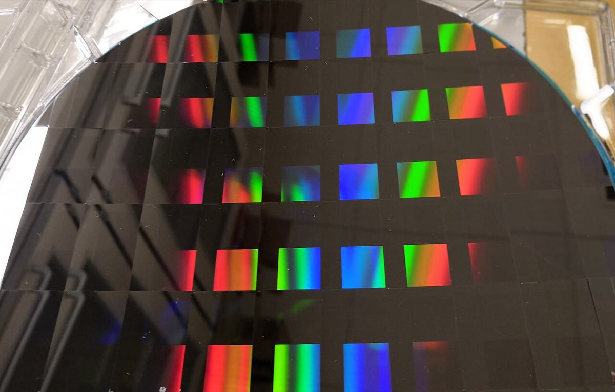 Pastilha de silício de 8 polegadas com padrões gravados difratando a luz em faixas coloridas