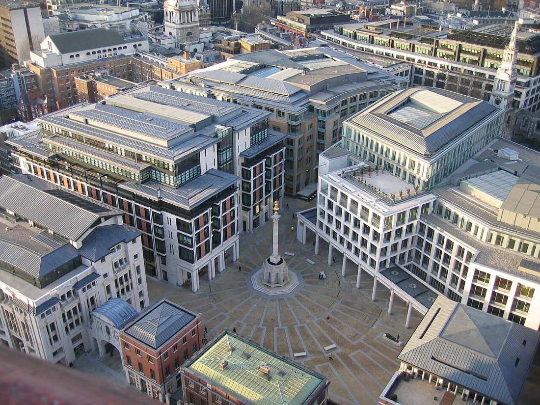 Vista do Paternoster Square, em Londres, com edifícios de escritórios ao redor de uma praça