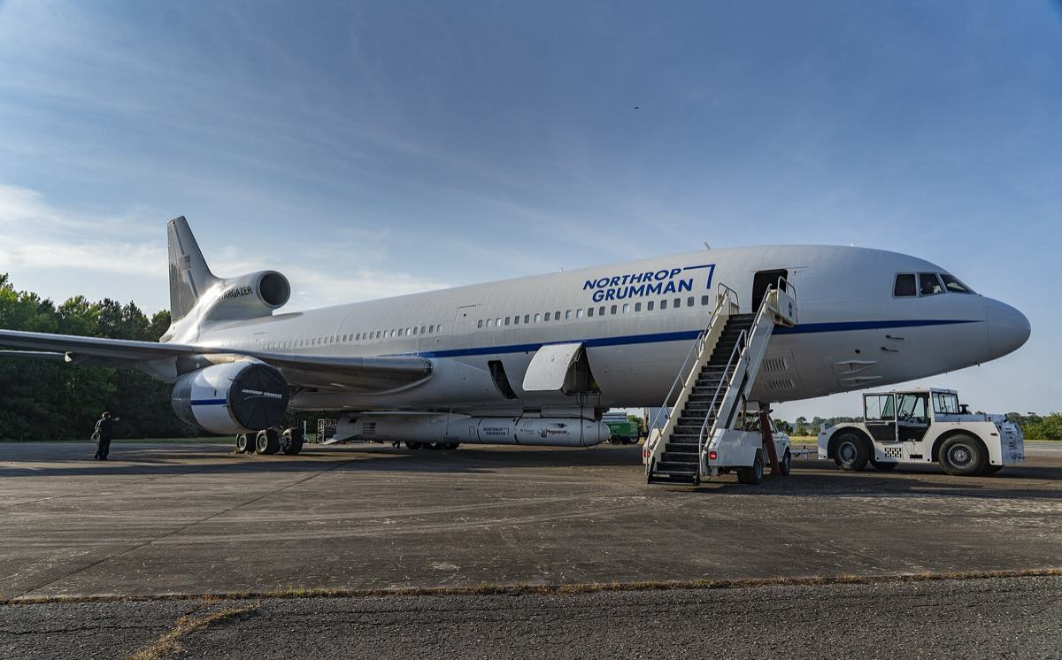 O foguete Pegasus XL acoplado sob a fuselagem do avião Stargazer, no Wallops Flight Facility