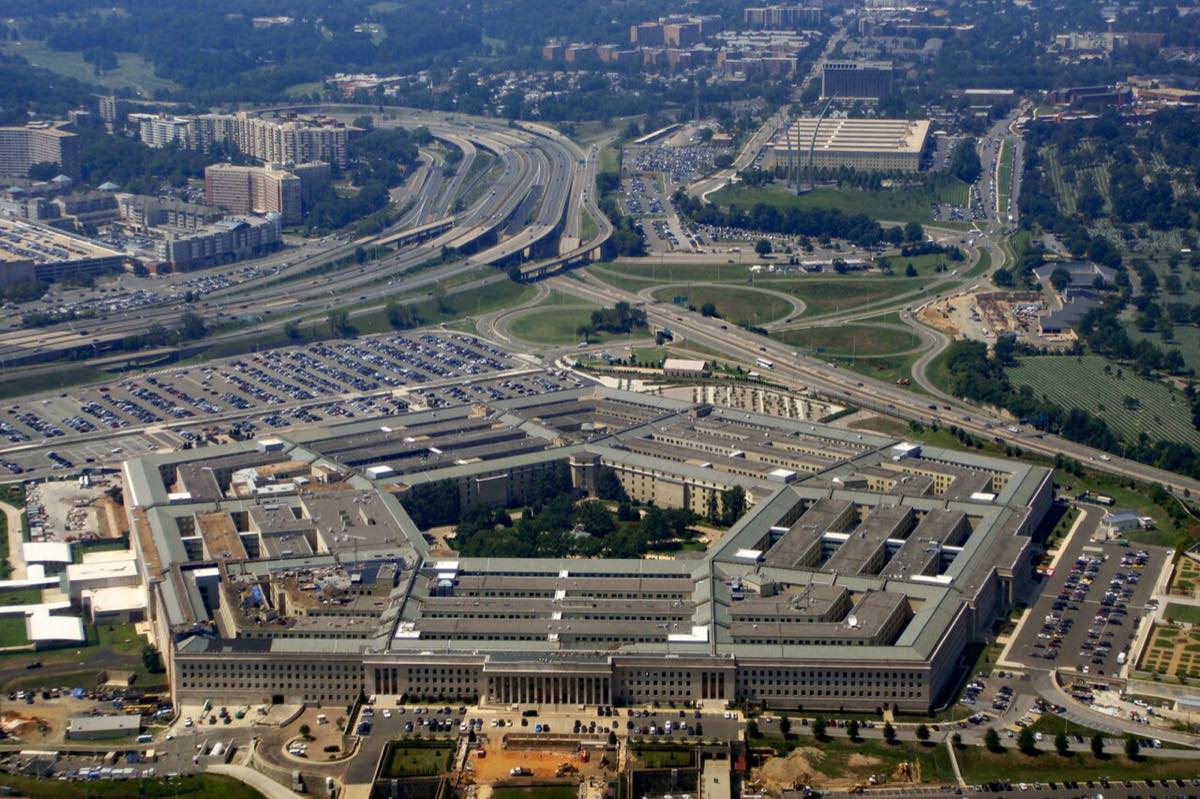 Vista aérea do Pentágono, sede do Departamento de Defesa dos Estados Unidos, em Arlington, com os estacionamentos e as vias de acesso ao redor