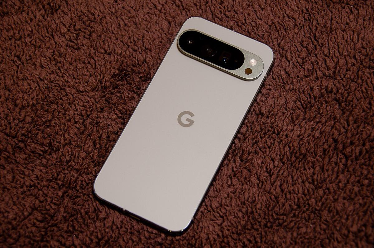Vista traseira de um smartphone da linha Pixel do Google