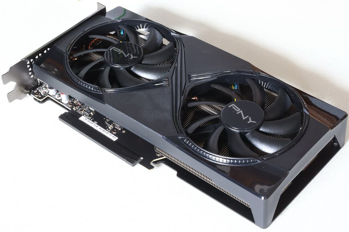Placa de vídeo GeForce RTX 5060 Ti de 16 GB, com dois ventiladores, sobre fundo branco