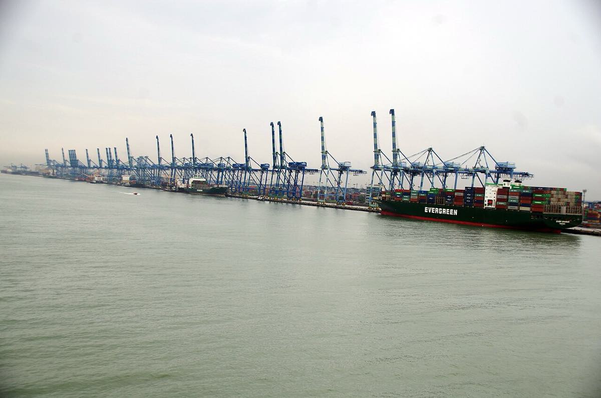 Navios e contêineres empilhados no terminal do porto de Klang, na Malásia