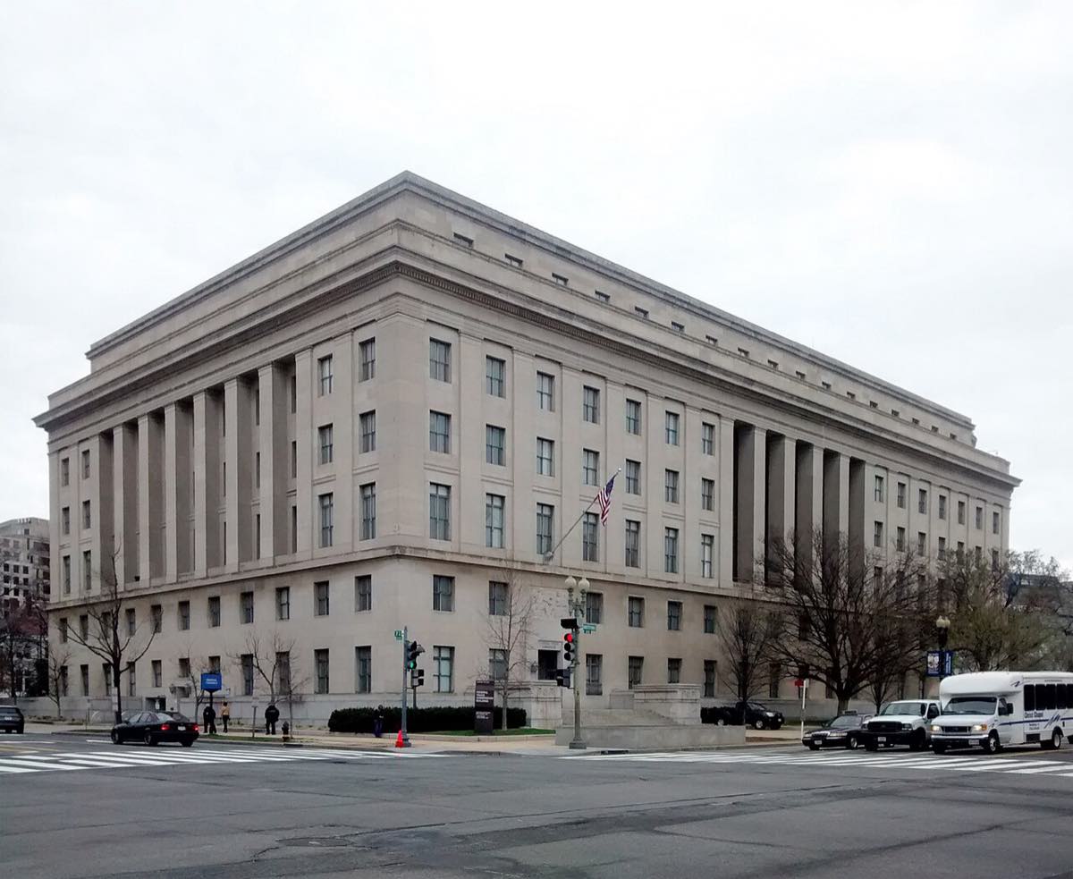 Fachada curva do prédio Apex, sede da Comissão Federal de Comércio, em Washington
