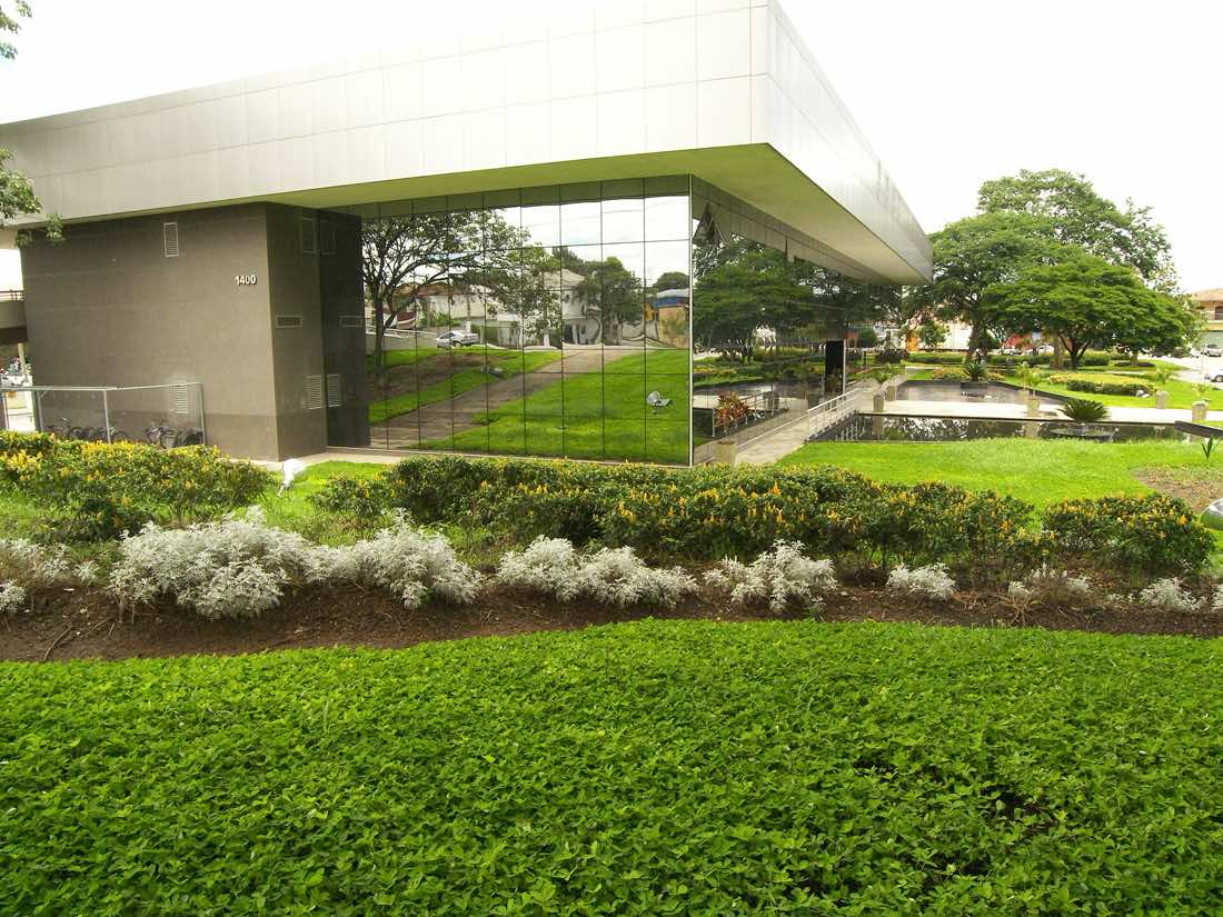 Fachada do prédio da Prefeitura de Pindamonhangaba, em São Paulo, vista da rua em dia claro