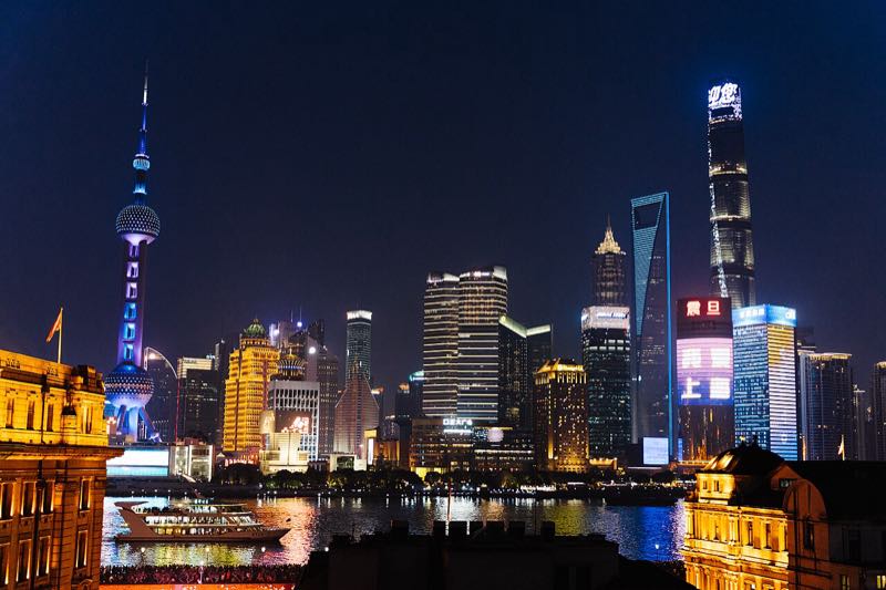 Pudong, em Xangai: a China é a primeira a regular vínculo afetivo com IA