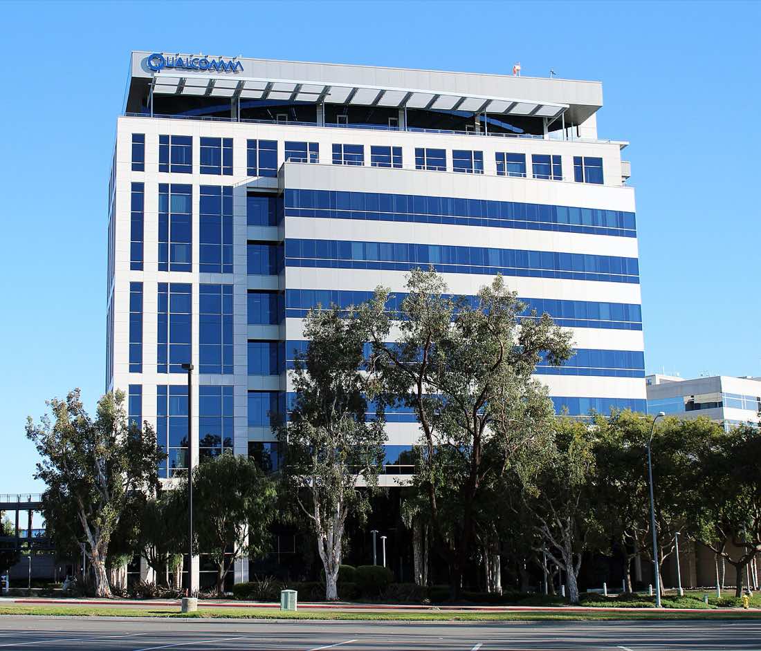 Prédio da sede da Qualcomm em La Jolla, San Diego, Califórnia, cercado de vegetação.