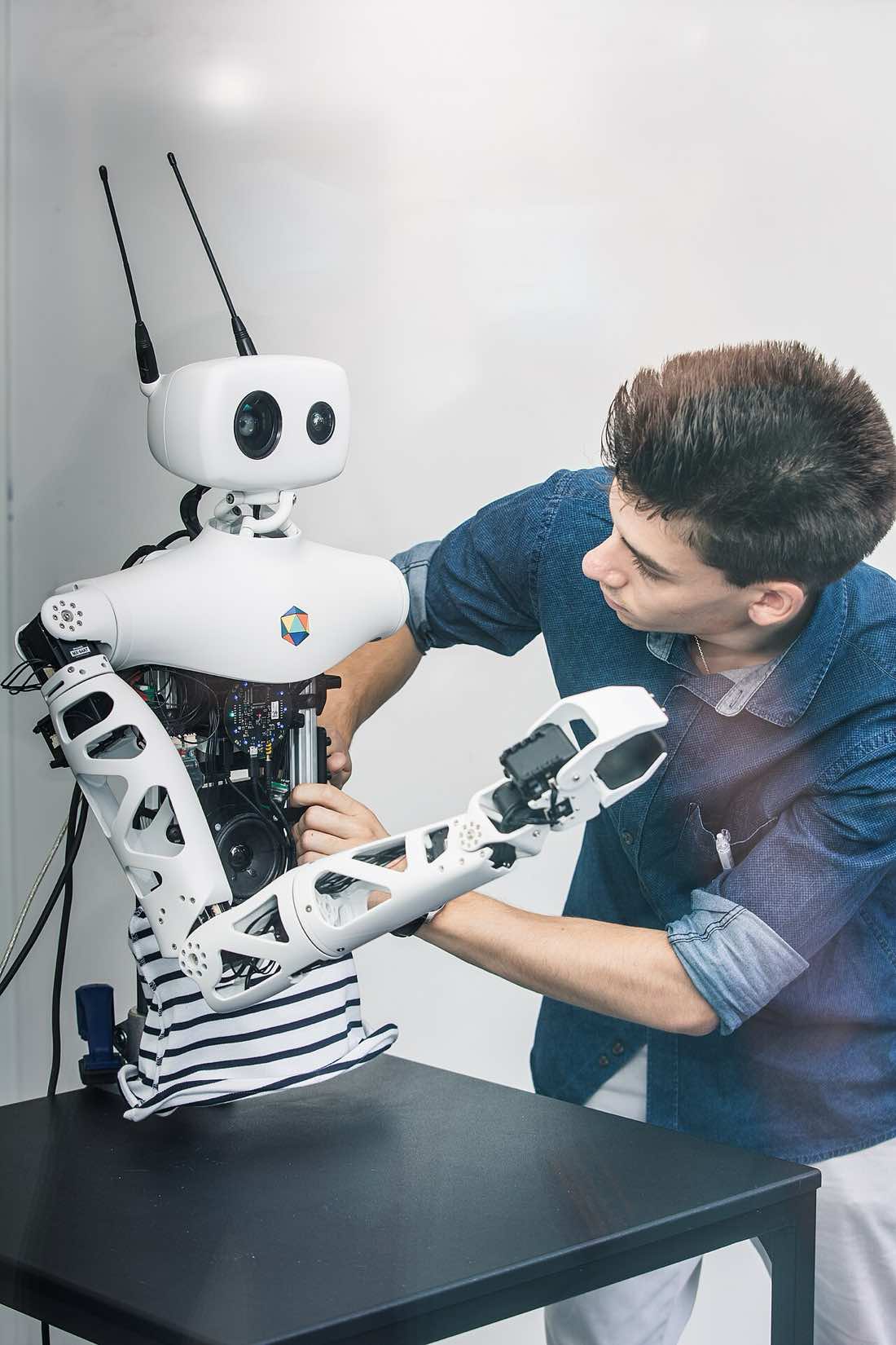 Robô Reachy, da Pollen Robotics, exposto na École Polytechnique