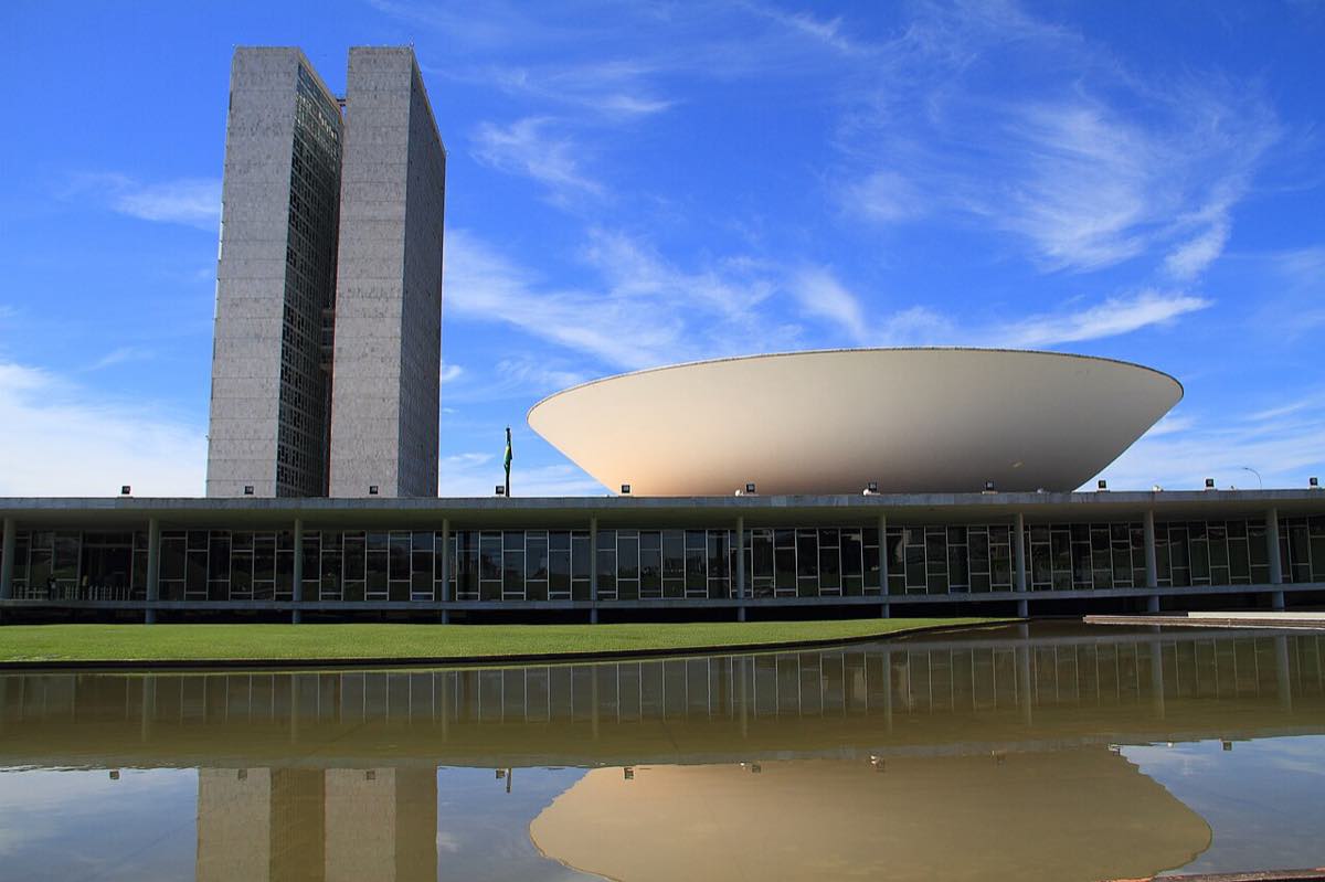 As torres e cúpulas do Congresso Nacional em Brasília ao entardecer