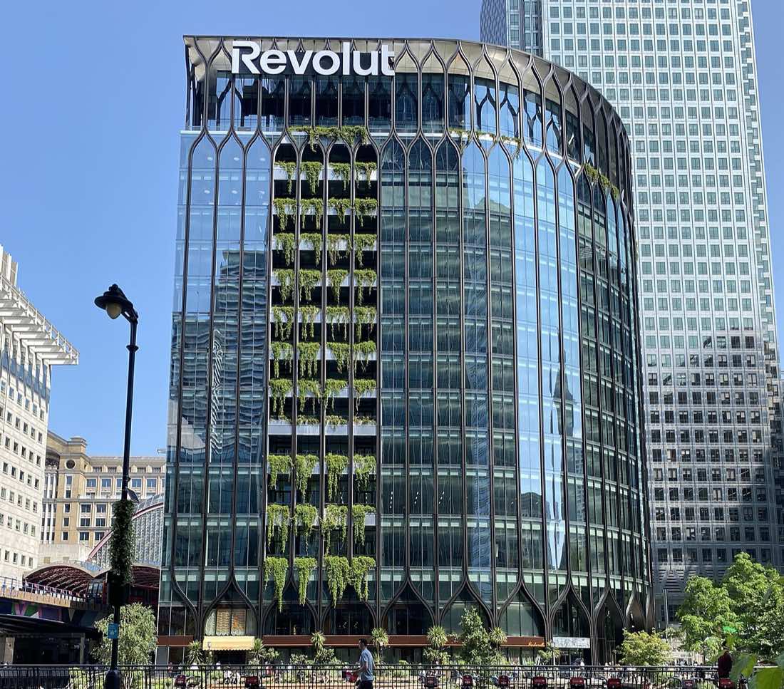Prédio-sede da Revolut em Canary Wharf, Londres, visto da rua