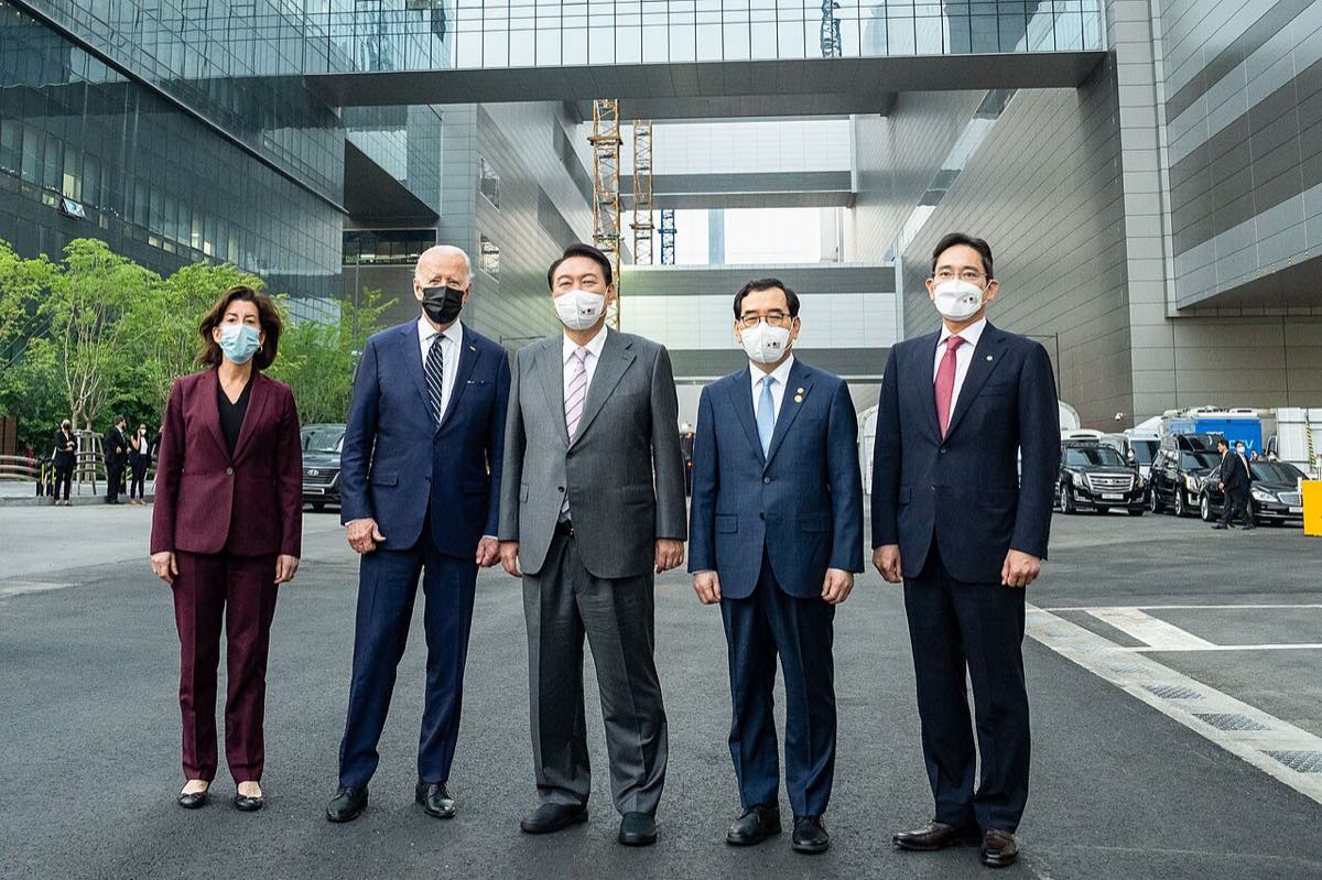 Autoridades americanas e sul-coreanas posam em frente aos prédios do campus de semicondutores da Samsung em Pyeongtaek