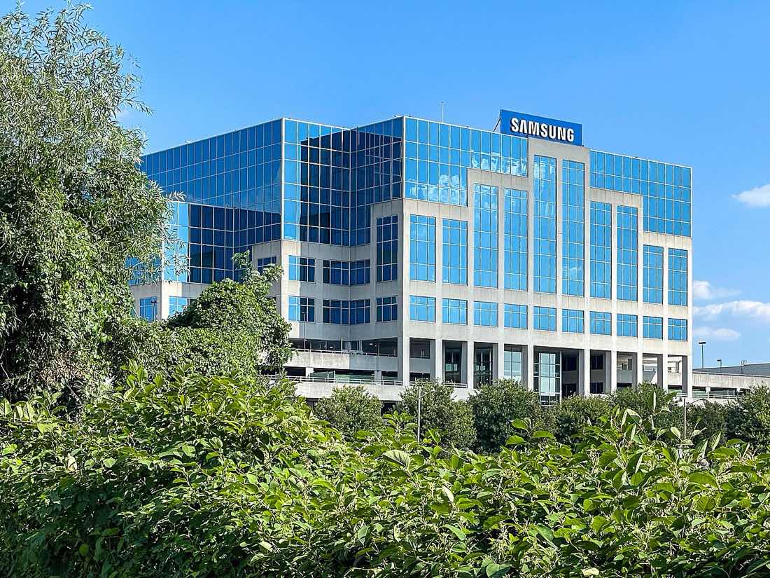 Fachada de vidro do prédio da Samsung em Ridgefield Park, Nova Jersey, com o logotipo da empresa no topo