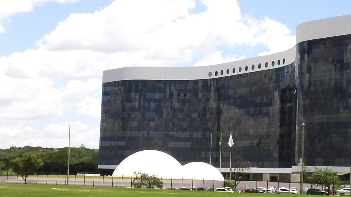 Fachada do edifício-sede do Tribunal Superior Eleitoral, em Brasília, com estrutura de concreto e vidro em ângulos retos