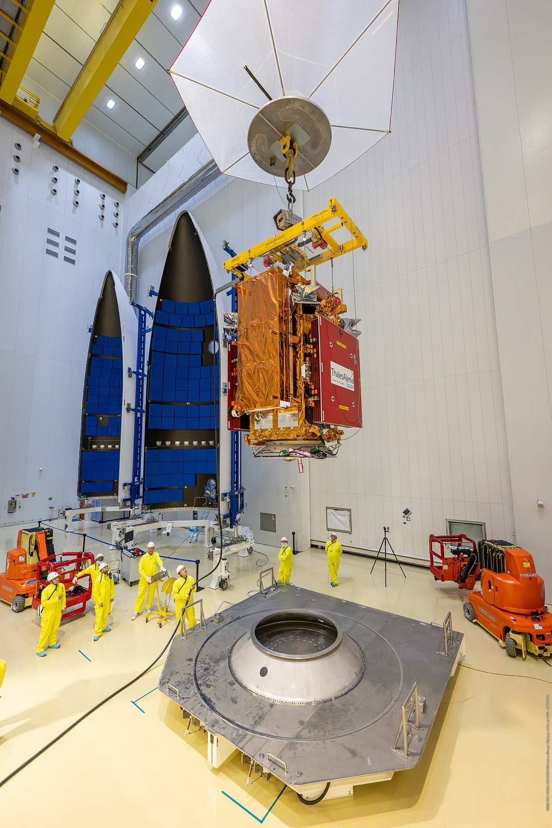 Satélite de observação da Terra Sentinel-1D sendo posicionado sobre o adaptador do foguete Ariane 6