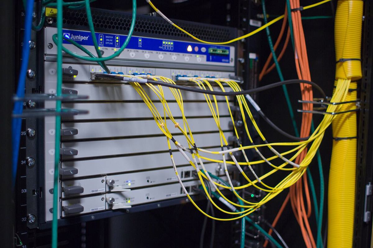 Corredor de racks de servidores em um data center