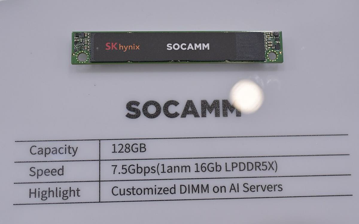 Módulo de memória SOCAMM da SK Hynix exposto sobre um suporte em estande da Computex 2025
