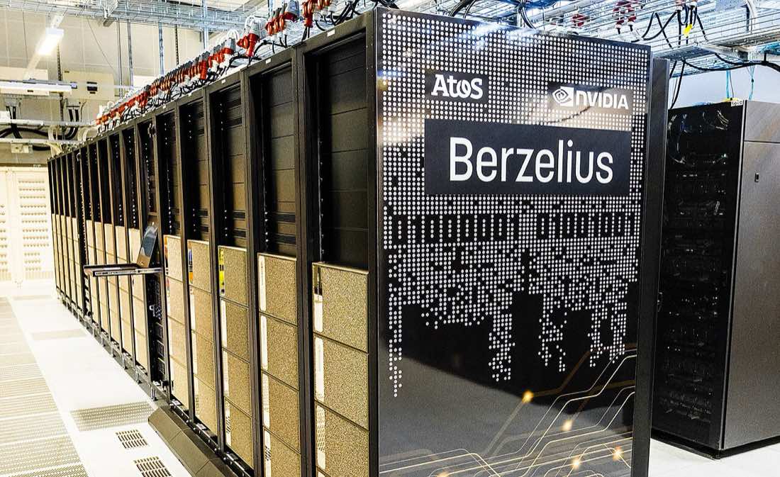 Corredor de racks iluminados de um supercomputador de inteligência artificial