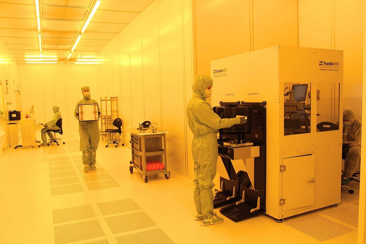 Interior de uma sala limpa de fabricação de wafers de semicondutores
