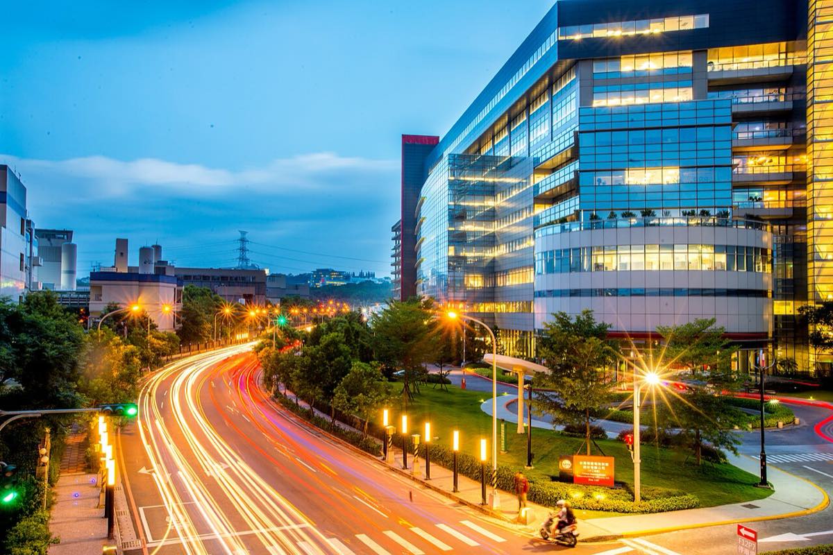Instalação de fabricação da TSMC ao entardecer, em Taiwan.