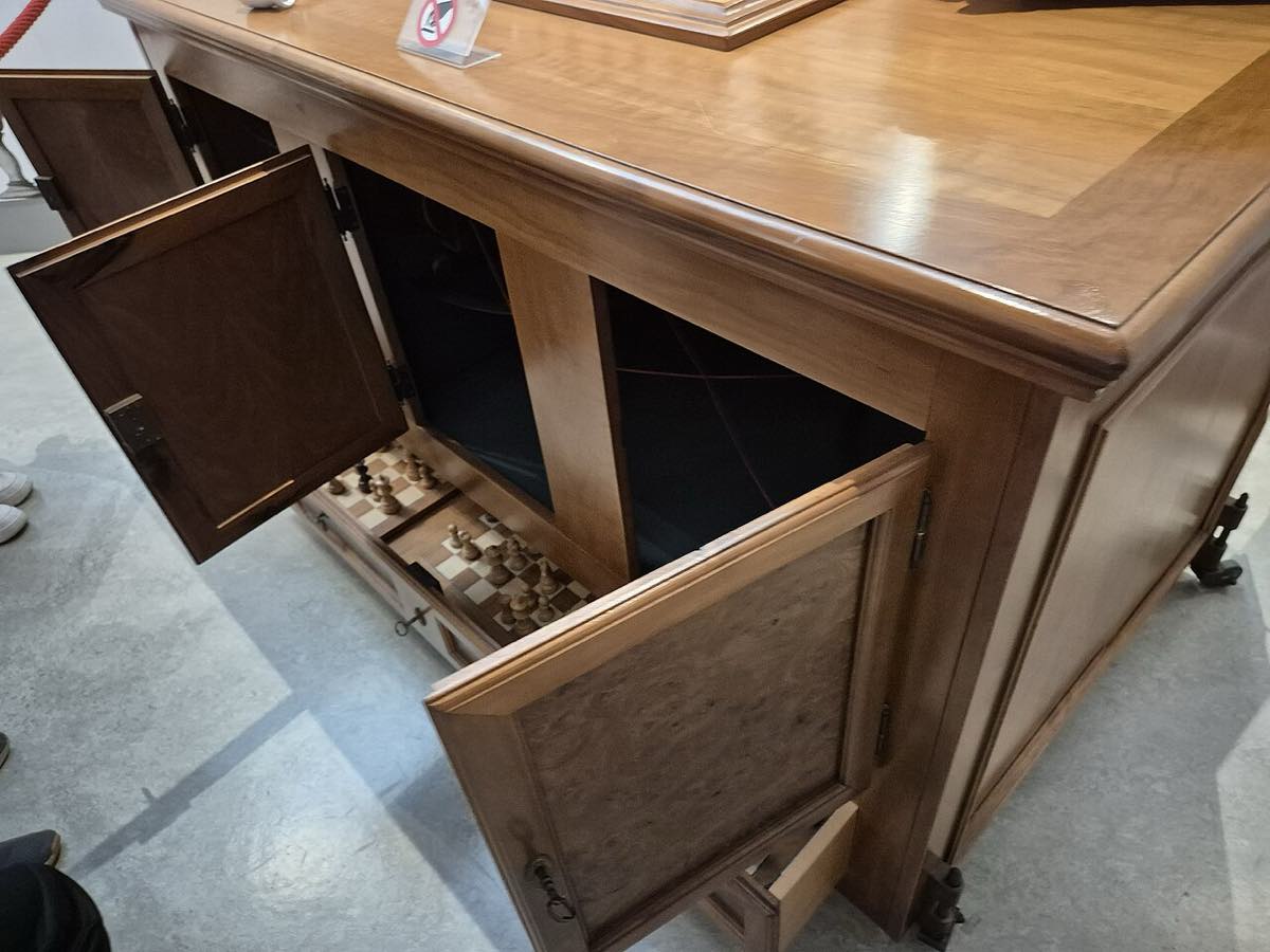 Reconstrução do autômato jogador de xadrez conhecido como o Turco, exposta em museu de computação