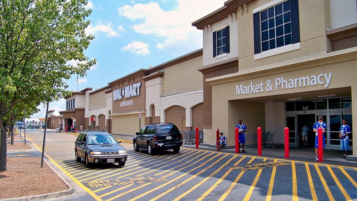 Fachada de uma loja Walmart Supercenter com estacionamento à frente.