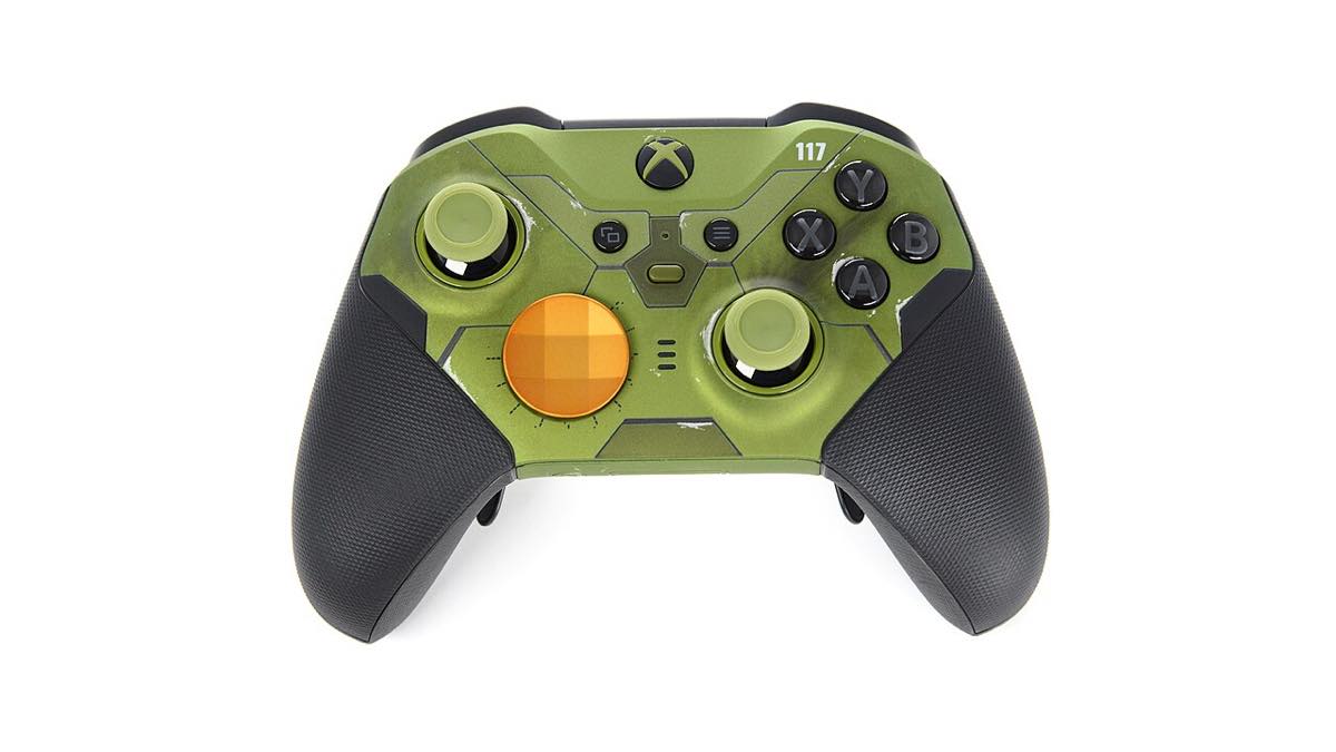 Consoles Xbox Series S e Series X ao lado de um controle Elite Series 2 edição especial de Halo Infinite