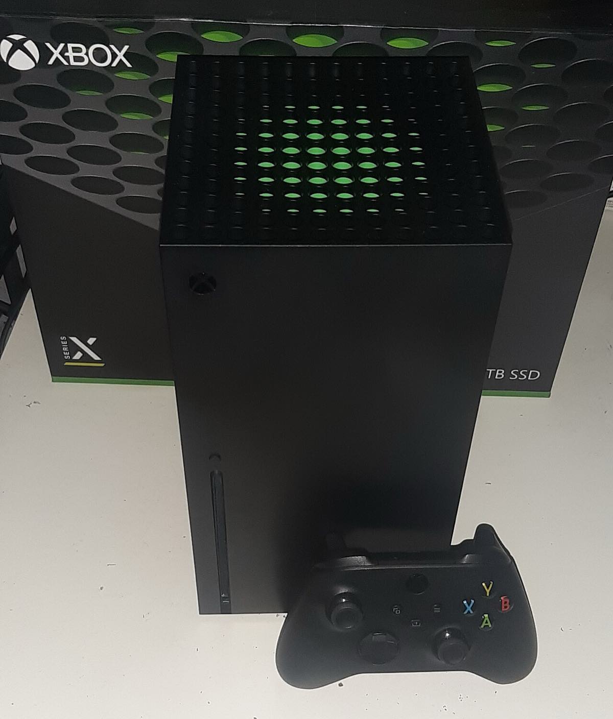 Console Xbox Series X preto em posição vertical