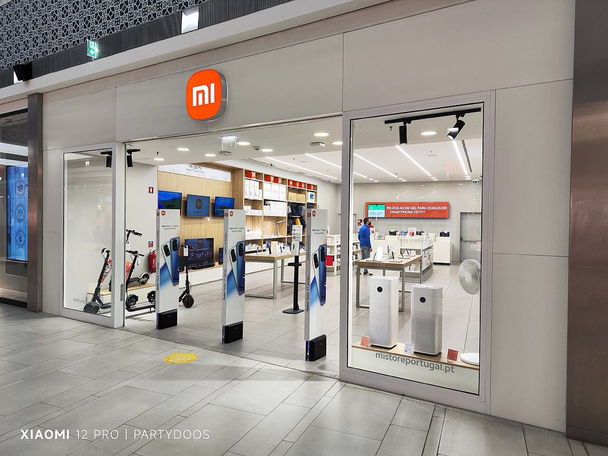 Fachada iluminada de uma loja da Xiaomi à noite