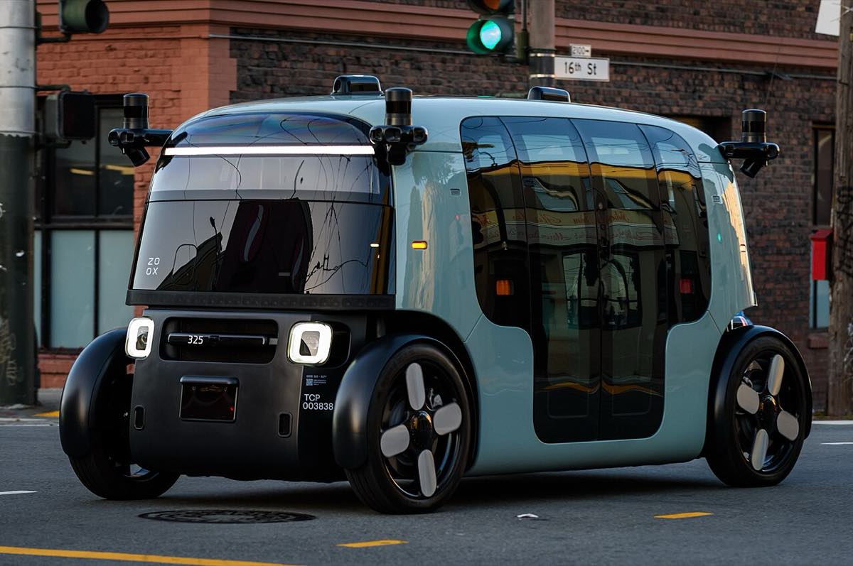 Robotáxi autônomo da Zoox em uma rua de San Francisco